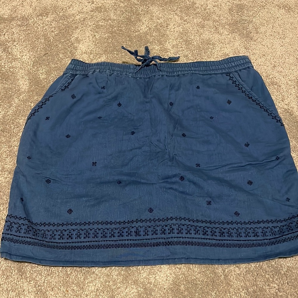 Cute dark blue skirt with navy stitching.  Size S